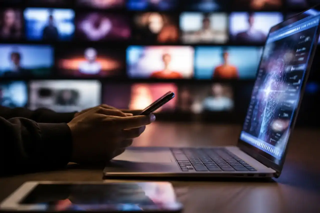 Analyse de contenu et audit éditorial dans une salle de rédaction moderne